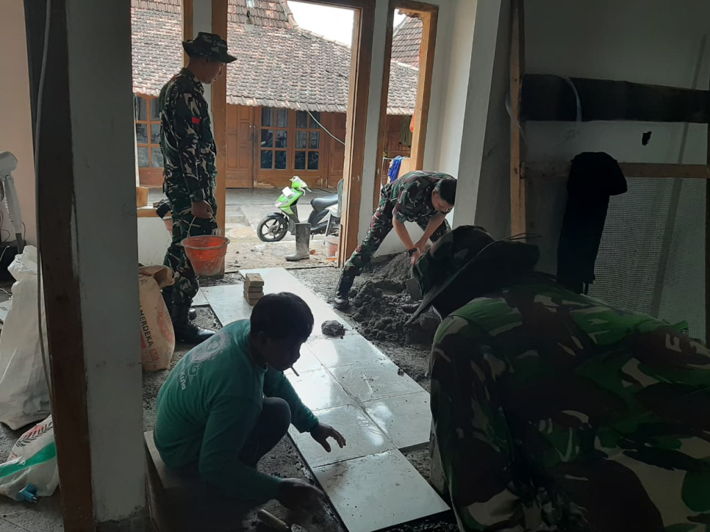 RTLH Milik Bapak Syahroni Masuki Tahap Pemasangan Keramik oleh Satgas TMMD 128