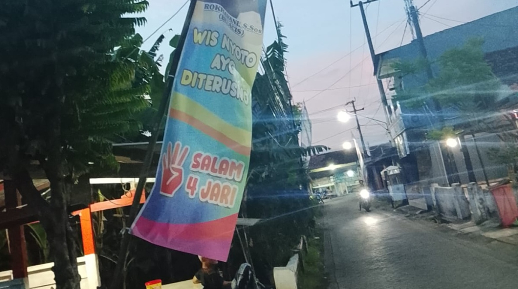 Tidak Bosan Melanggar, Calon Kades Acis Nodai Masa Tenang Kampanye Pilkades Suko, APK Masih Terpasang