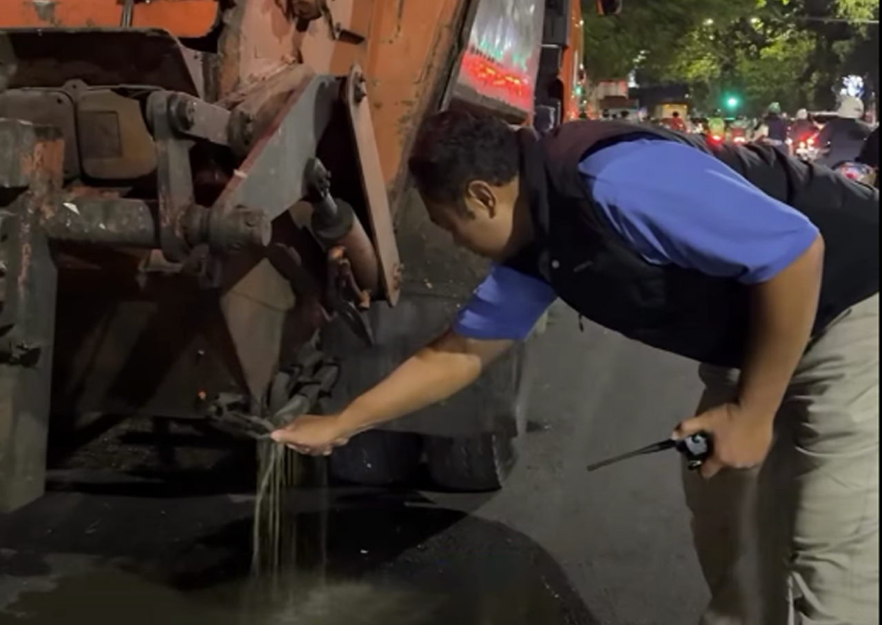 DLH Surabaya Temukan Truk Sampah Bermasalah, Air Lindi Jadi Sorotan
