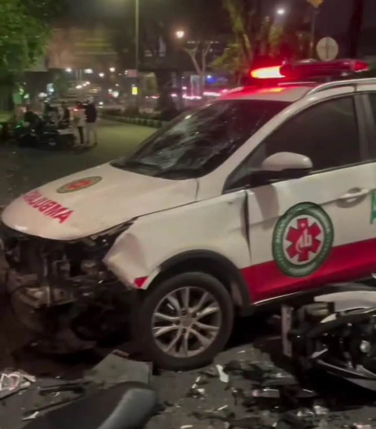 Motor Tabrak Ambulans Pembawa Pasien di Depan IGD RSSA Malang Dini Hari