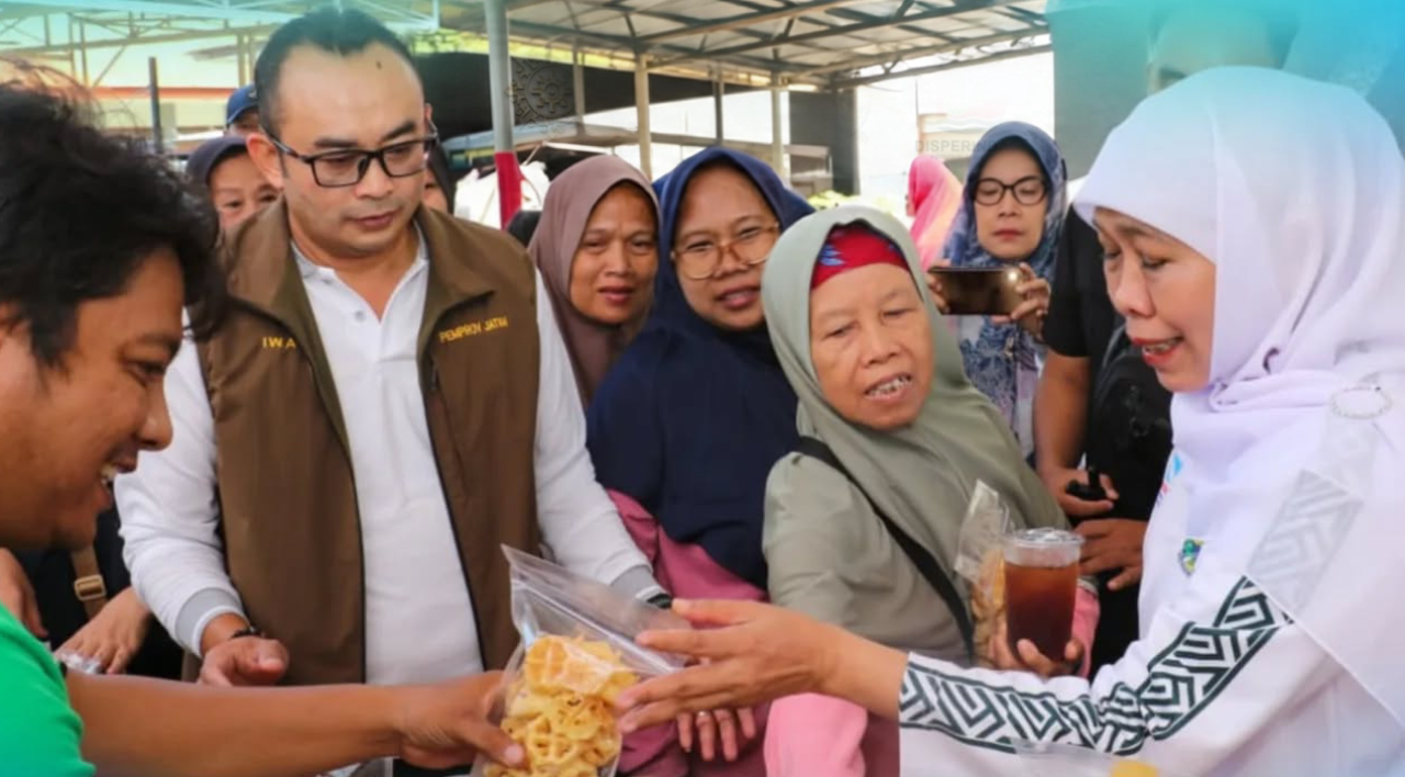 Pasar Murah di Gunung Anyar Jual Beras Rp11 Ribu dan Minyak Rp13 Ribu, Khofifah Turun Langsung