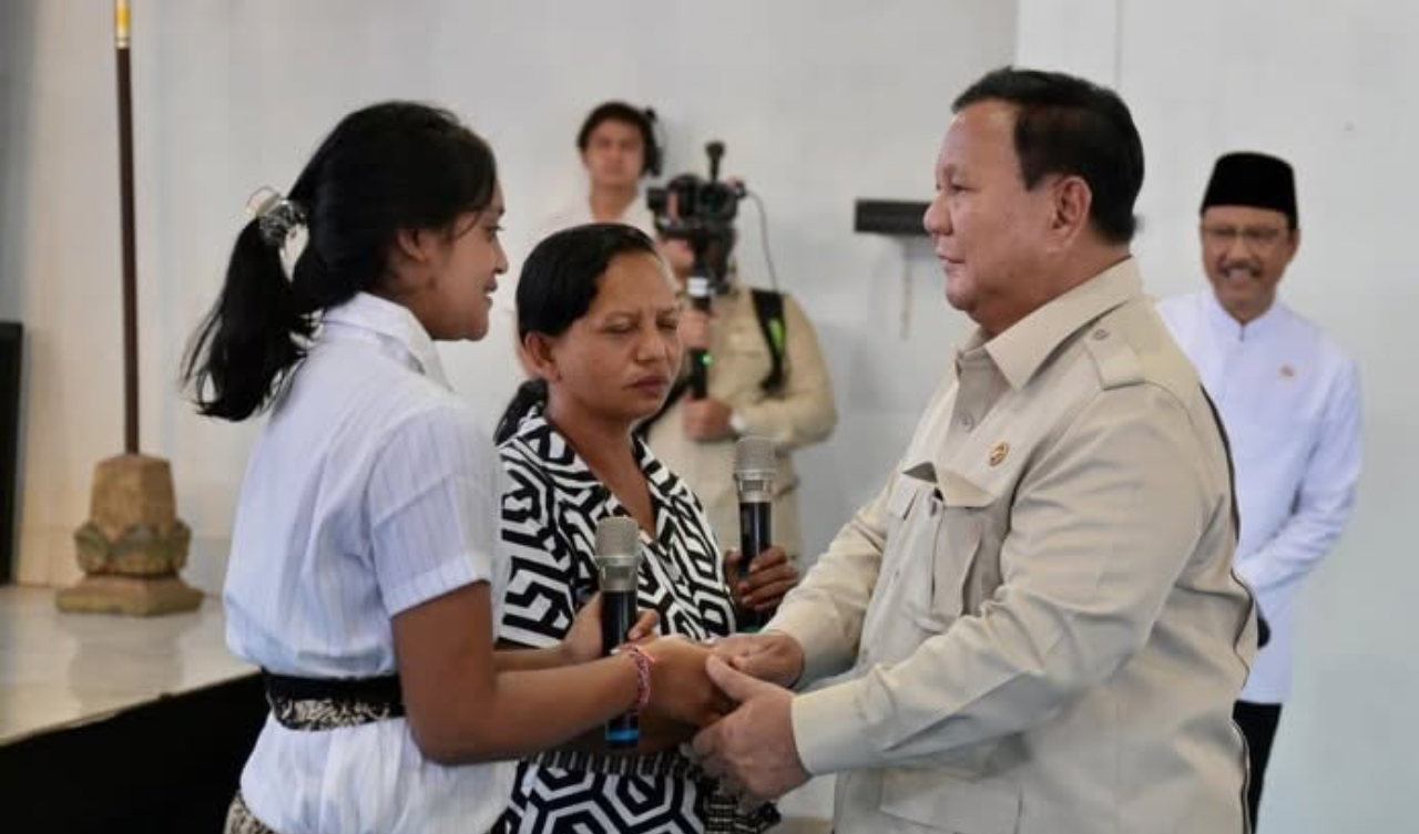 Tangis Haru Pecah di Hadapan Prabowo, Sekolah Rakyat Jadi Harapan Baru Keluarga Miskin Tabanan