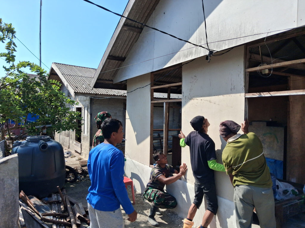 Pemasangan Dinding Kalsiboard Tandai Kemajuan Renovasi RTLH TMMD Ke-129 di Desa Umbele Lama