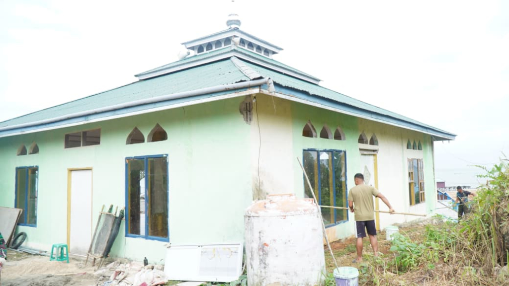Satgas TMMD Ke-129 Kodim 1311/Morowali Percantik Masjid Desa Umbele dengan Pengecatan