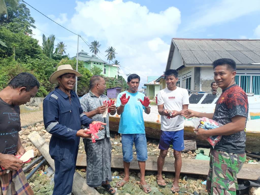 Utamakan Keselamatan Kerja, Satgas TMMD Bagikan Sarung Tangan kepada Warga Saat Pengecoran Rabat Beton