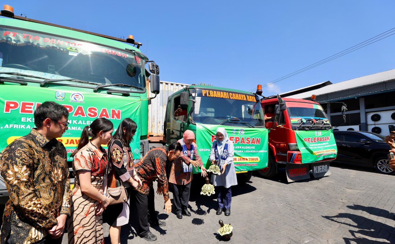 Ipuk Fiestiandani Bersama Khofifah Lepas Ekspor 270 Ton Sarden Banyuwangi ke Berbagai Negara