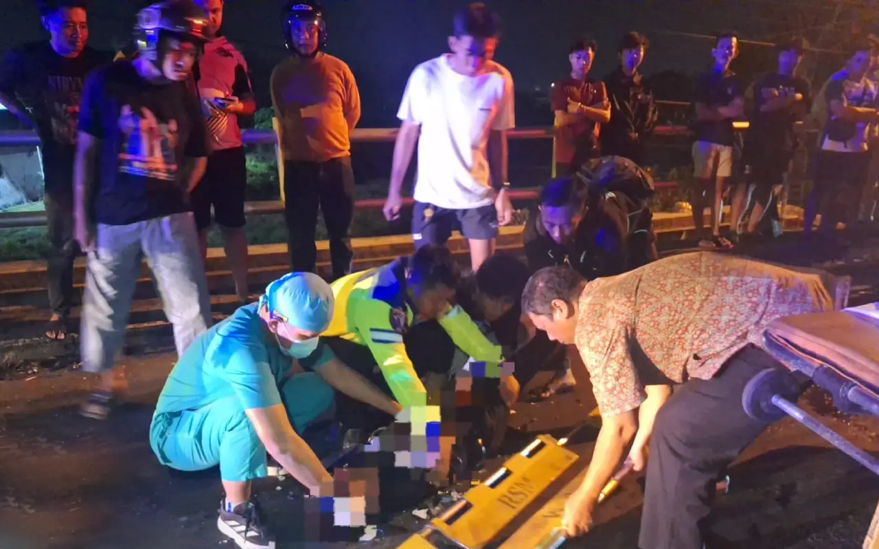 Kecelakaan Lalu Lintas di Jembatan Made Lamongan, Dua Pelajar Tewas Adu Depan