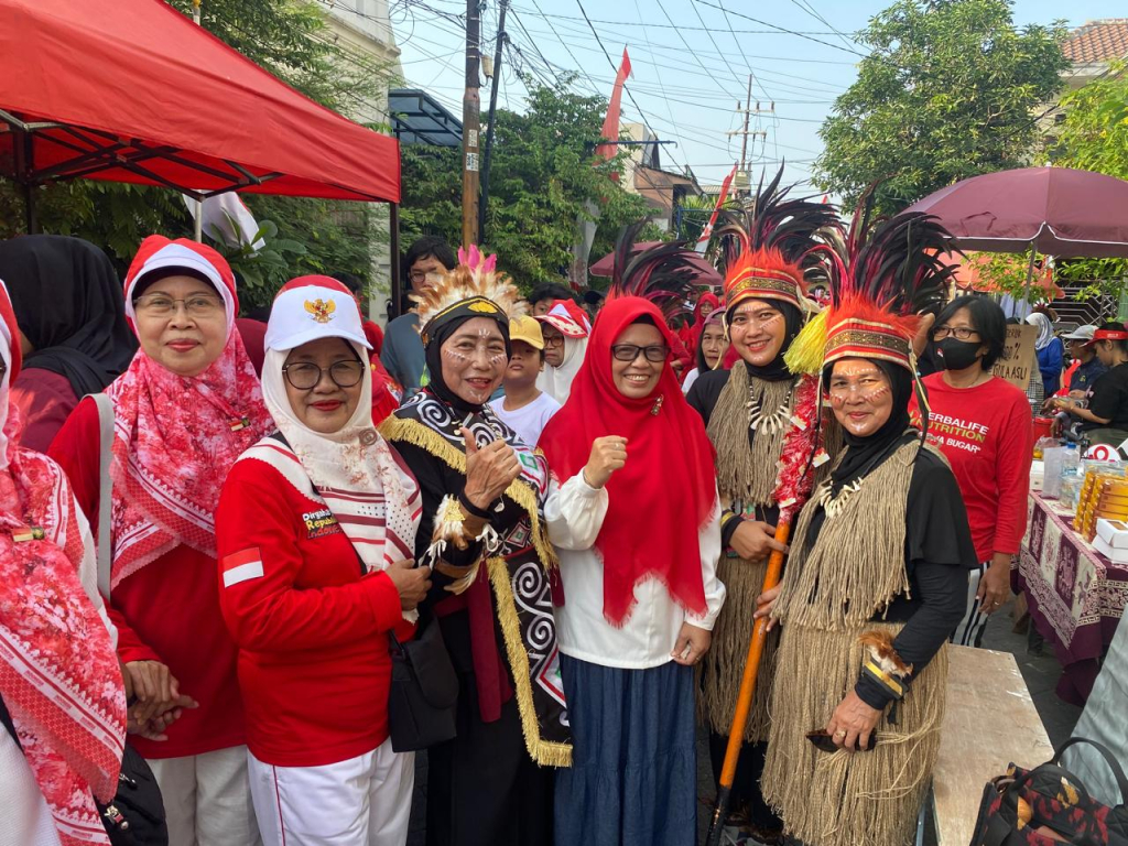 Jalan Sehat Gubeng Kertajaya, Enny Minarsih Satukan Semangat Nasionalisme dan UMKM Warga