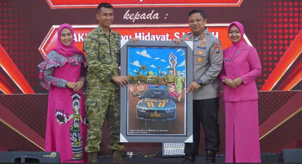 Pererat Silaturahmi dan Sinergitas TNI-Polri, Dandim 0826/Pamekasan Serahkan Cenderamata pada Kenal-Pamit Kapolres