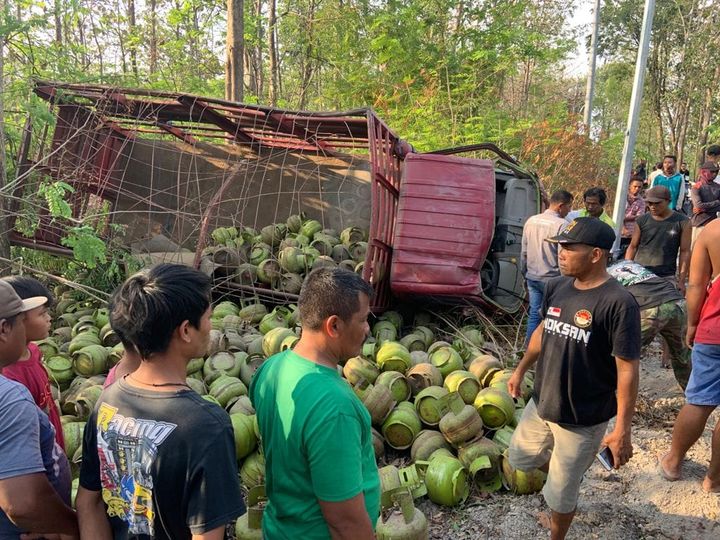 Truk Pengangkut Elpiji Terguling di Hutan Petak 93, Bojonegoro, Sopir Tewas Seketika