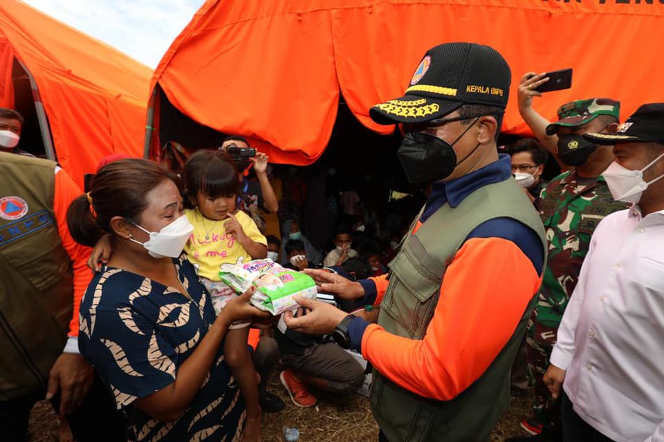 Kepala BNPB, Mayjen TNI Suharyanto Kunjungi 5 Titik Banjir di Kalimantan 