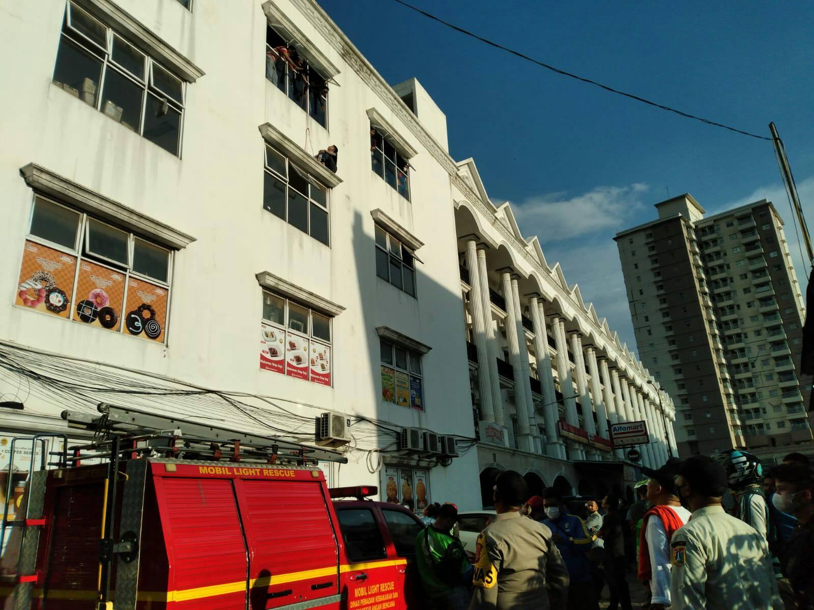 Hutang Pinjol, Ini Video Nekat Ingin Loncat dari Lantai 4 Ruko Refles Belmon Jakarta Barat