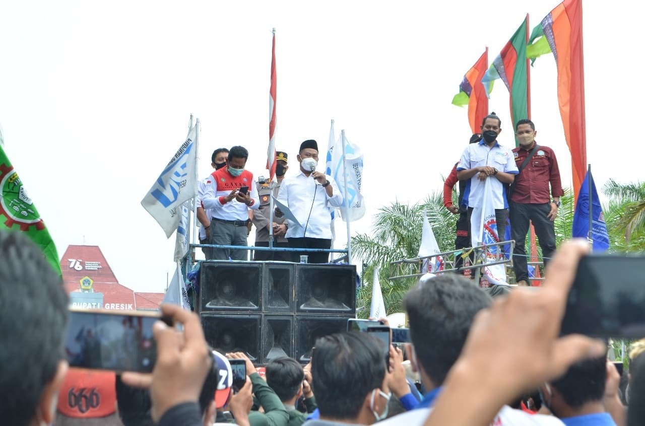 Gus Yani Temui Massa Aksi di Depan Kantor Bupati Gresik