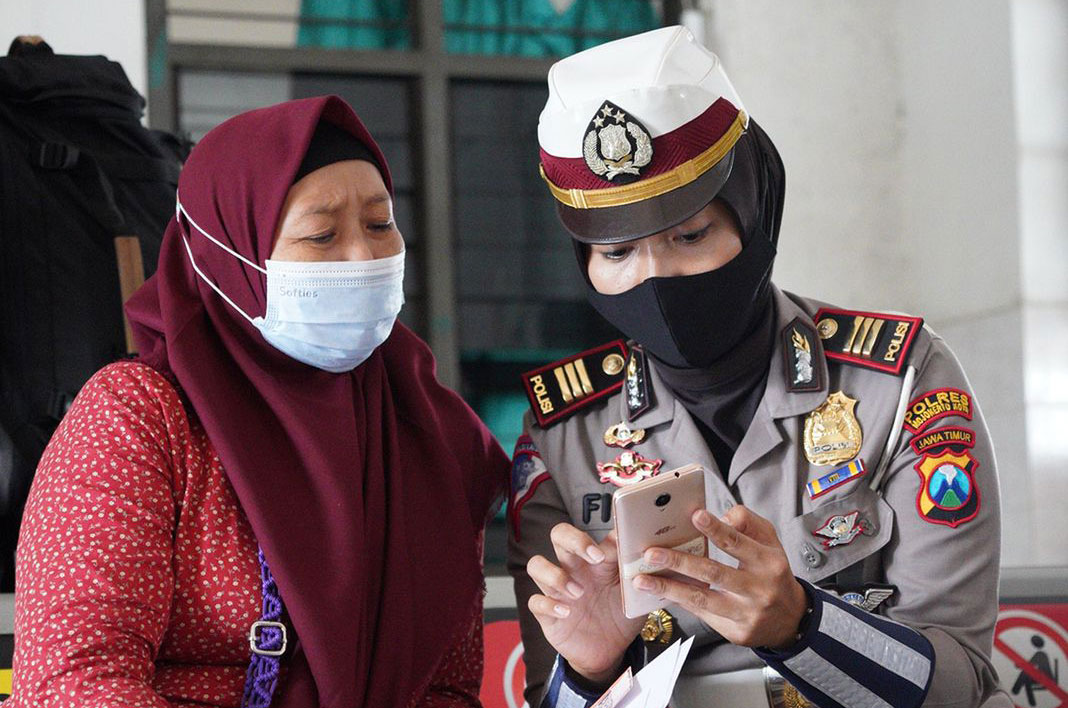 Polresta Mojokerto Edukasi Aplikasi Peduli Lindungi Kepada Calon Penumpang Kereta Api
