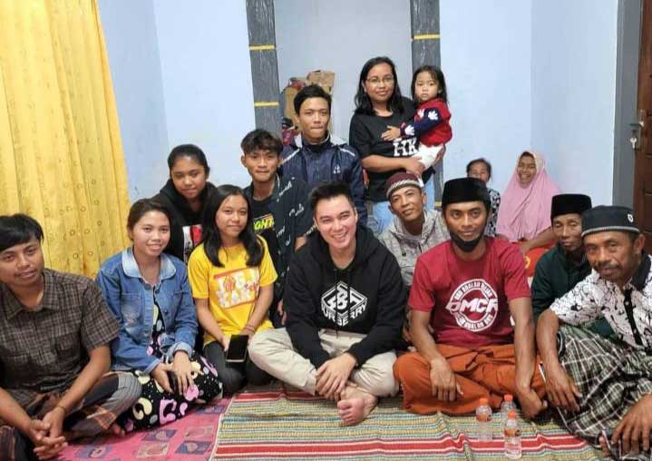 Berbagi dengan Korban Semiru, Baim Wong Juga Bertemu Keluarga Rumini