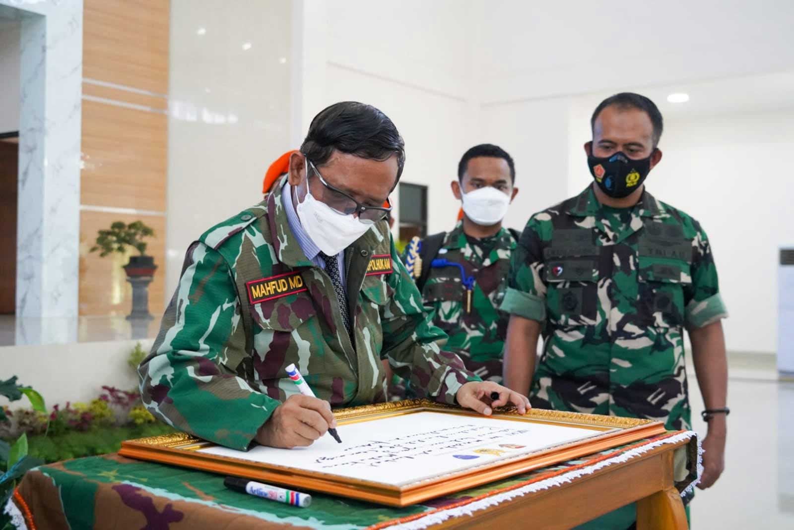 Berkunjung ke Sarang Paskhas, Mahfud MD Apresiasi Kesiapan TNI AU