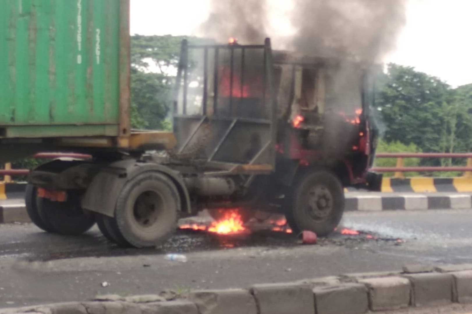 Terjadi Kecelakaan Truk Terbakar di Jalan Raya Trosobo Sidoarjo