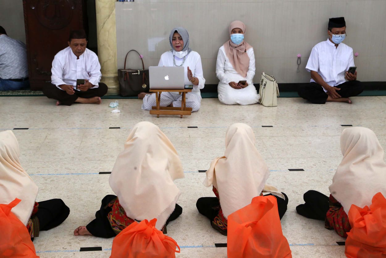 Siti Marwiyah berdialog dengan anak Yatim usai Tausyiah Kepemimpinan Menuju Unitomo Maju, di Masjid Universitas Dr Soetomo Surabaya, Rabu 5 Mei 2021 (Foto: Fuad)
