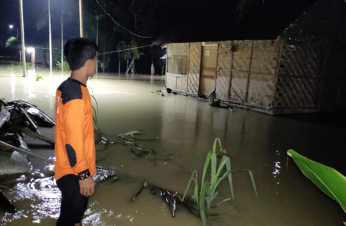 Banjir kembali terjadi di wilayah Provinsi Sumatra Utara, tepatnya di Kabupaten Batu Bara, pada Senin dini hari (22/11), pukul 02.00 WIB. Banjir menggenangi lahan persawahan seluas 45 Ha di Desa Sei Buah Keras, Kecamatan Medang Deras