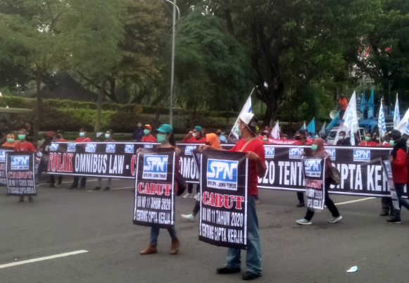 Datangi Balai Kota Surabaya, Buruh Ancam Lakukan Demo Lebih Besar