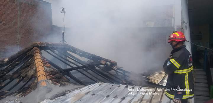 Sebuah Rumah di Kapas Madya Surabaya Terbakar, 12 Unit Damkar Dikerahkan