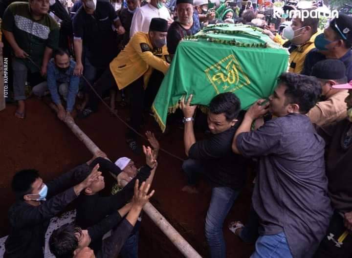 Vanessa Angel dan Bibi Andriansyah Dimakamkan Satu Liang Lahat