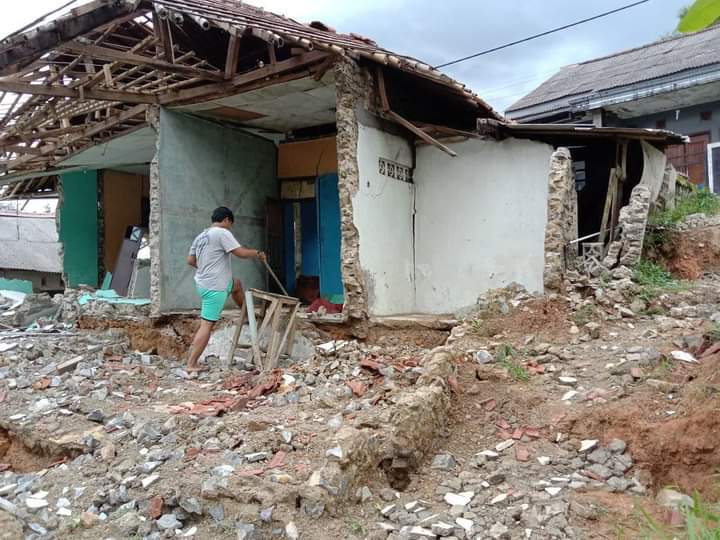 Fenomena Pergerakan Tanah di Bogor Membuat Sejumlah Rumah Rusak