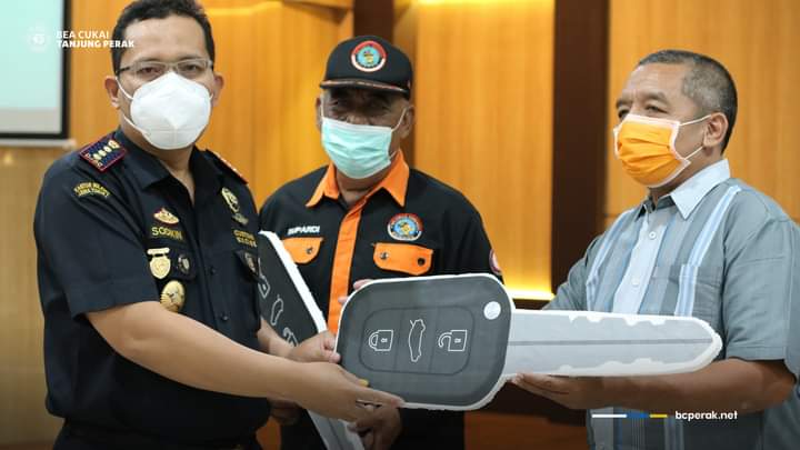 Bea Cukai Tanjung Perak Hibahkan 3 Mobil Pemadam Kebakaran 