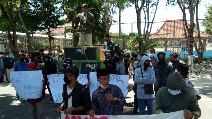 Sampang Tolak Pilkades 2025, Puluhan Mahasiswa Demo DPRD Sampang