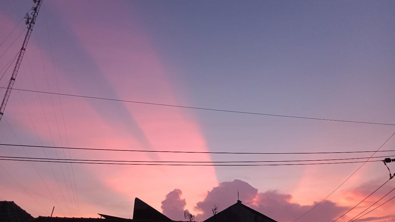 Fenomena Cahaya Matahari di Atas Kota Surabaya Tadi Pagi