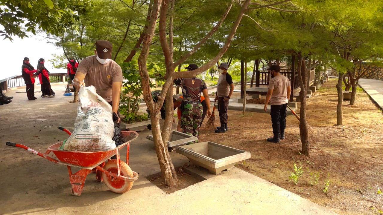 TNI Polri Kerja Bakti Sosial Di Air Terjun Toroan guna Untuk Menjaga Kelestarian Wisata