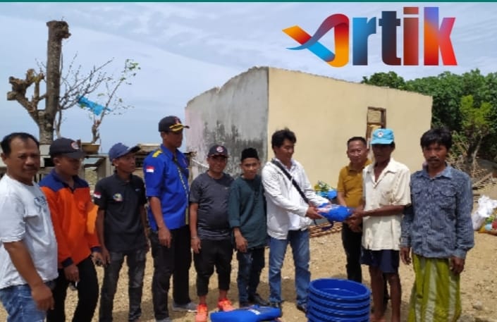 Puting Beliung Sampang, Kapolsek dan PJ Kades Sokobanah Daya Salurkan Sembako