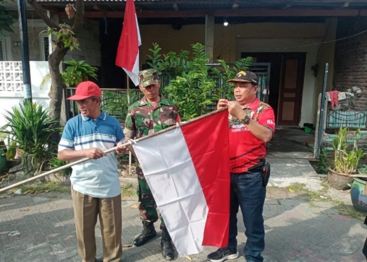 Babinsa Koramil Benowo Bersama Warga Pasang Bendera Merah Putih