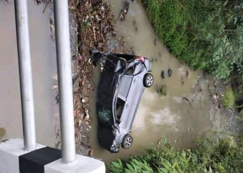 Sebuah Mobil Terjun Bebas ke Dasar Sungai di Blitar, Madukara
