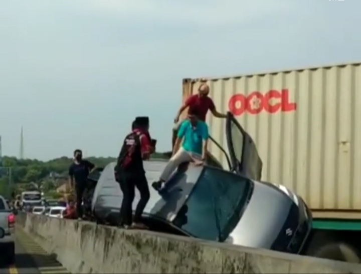 Hati-hati di Jalan, Ada Laka di Tol Kota Semarang, Lalin Sesikit Macet