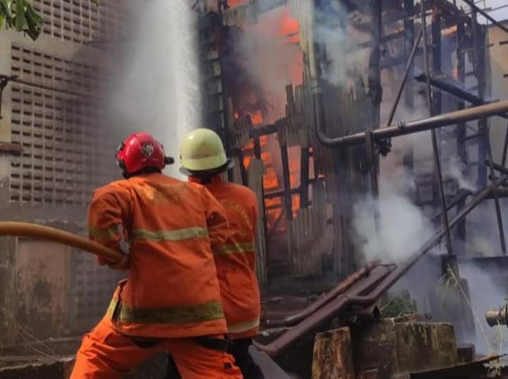 PT. Puninar Jakarta Utara Terbakar, 12 Unit Damkar DKI Dikerahkan