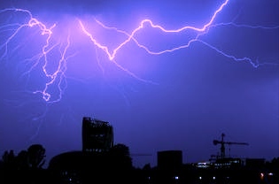 BMKG Prediksi Hujan Angin di Jatim dan 7 Wilayah Lainnya Hari Ini