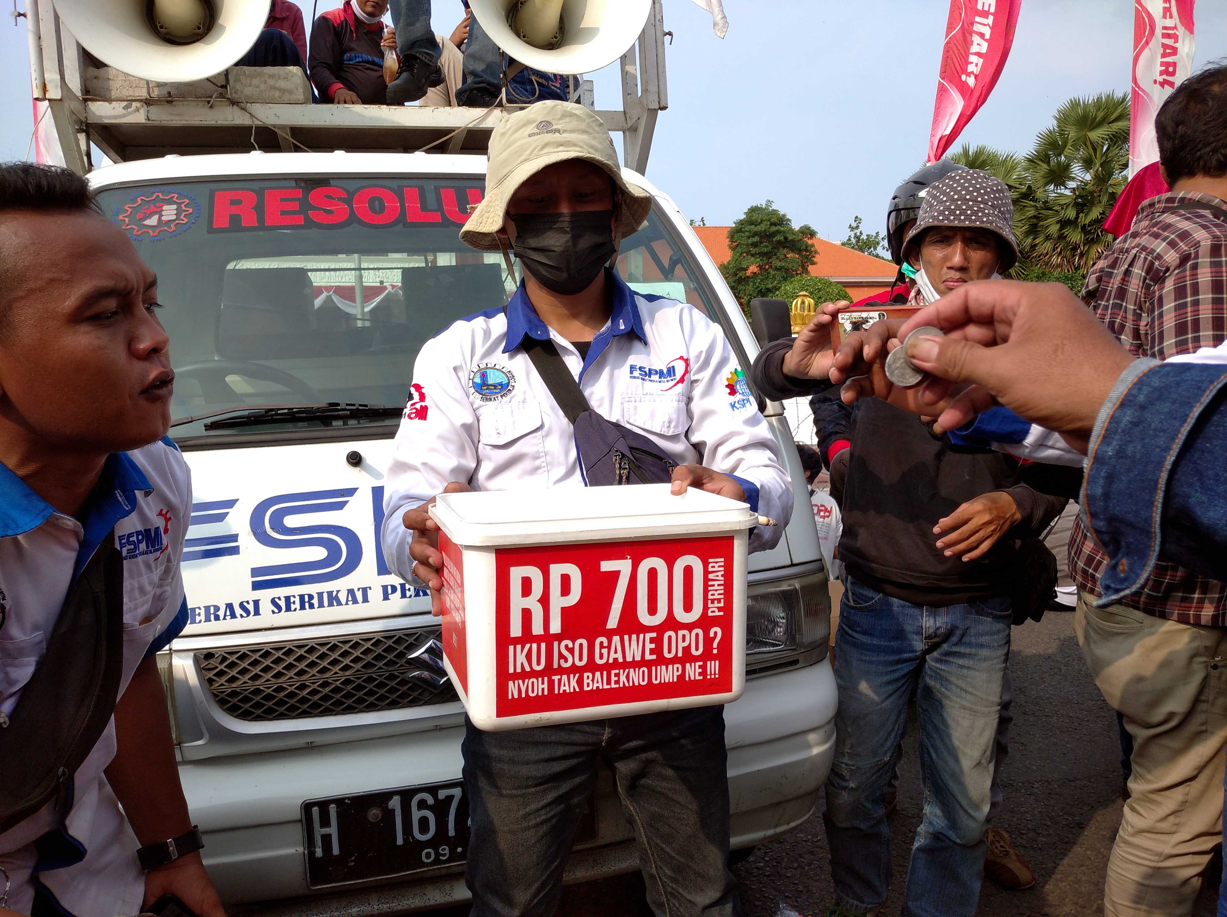 Foto Aksi Aksi Demo Buruh Sumbangkan Gaji ke Pemprov Jatim