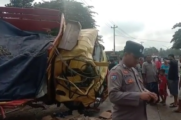Video Kecelakaan, 8 Truk di Jalur Pantura Batang