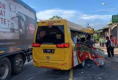 4 Orang Tewas dalam Kecelakaan Maut di Jalan Raya Kediri – Kertosono