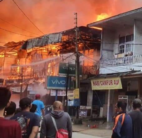 Satu Orang Tewas dalam Kebakaran 12 Ruko di Kota Sintang