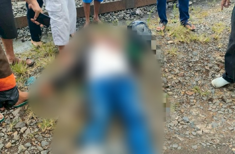 Heboh, Pengemudi Ojol Tersambar Kereta Api Namun Tidak Tewas