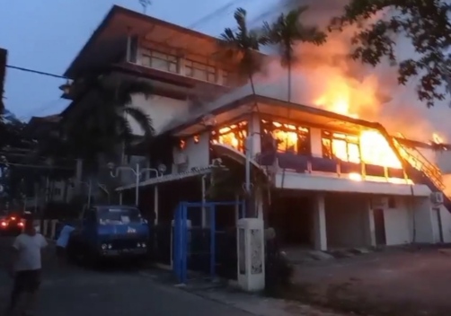 Kebakaran di Kampus Adibuana, 2 Petugas Damkar Cedera, Ini Videonya