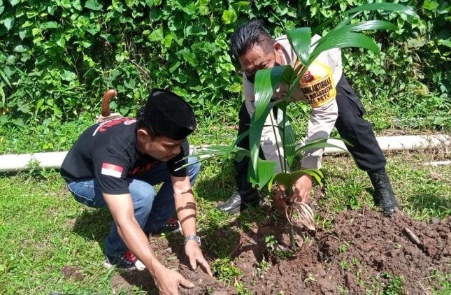 Antisipasi Bencana Banjir, Pak Polisi di Desa Burangkeng Tanam Pohon