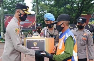 Kapolres Malang Beri Penghargaan Penjaga Perlintasan Kereta Api