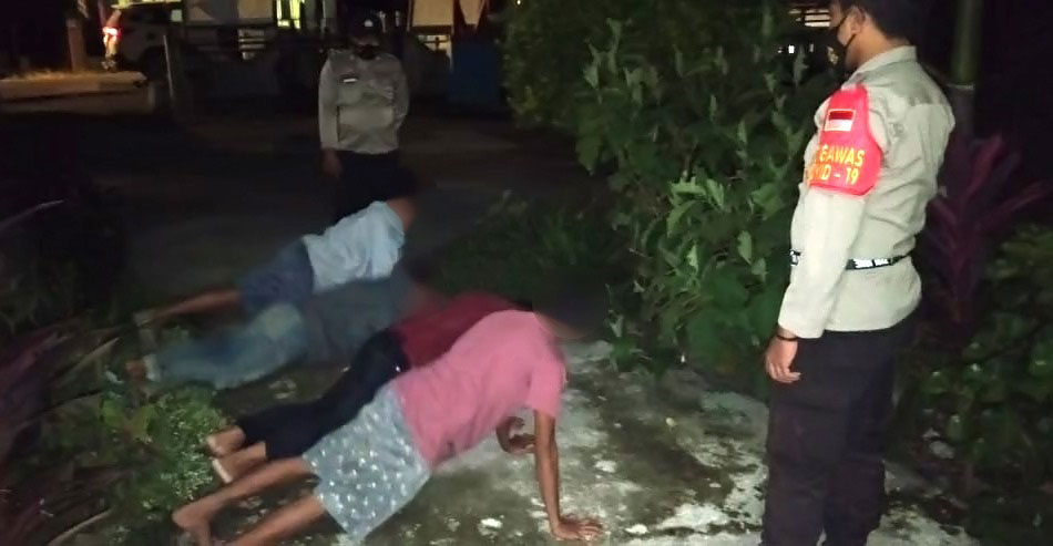 Empat Remaja Pesta Miras di Kantor Desa, Polisi Hukum Push Up 