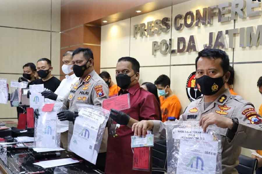 Pembuat Hasil Swab Illegal Diringkus Jajaran Ditreskrimum Polda Jatim 