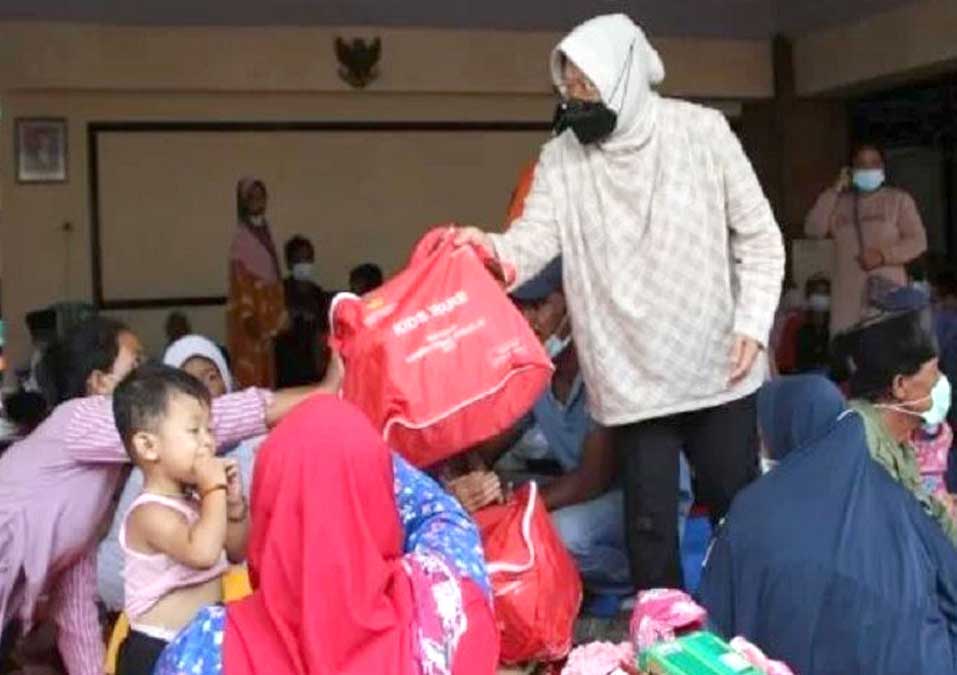 Pastikan Kebutuhan Pengungsi Cukup, Risma Cek Dapur Umum