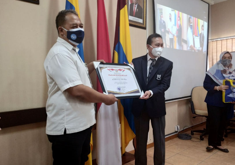 Sebelah kriri, Penerima Penghargaan Diding Yunarto Pengurus LPPL Jatim sekaligus manager Program Siaran Radio Suara Sidoarjo, Sedangkan di sebelah kanan pemberi penghargaan Prof. Bambang Wakil Direktur Pascasarjana Unair (Foto: wartabos.com)