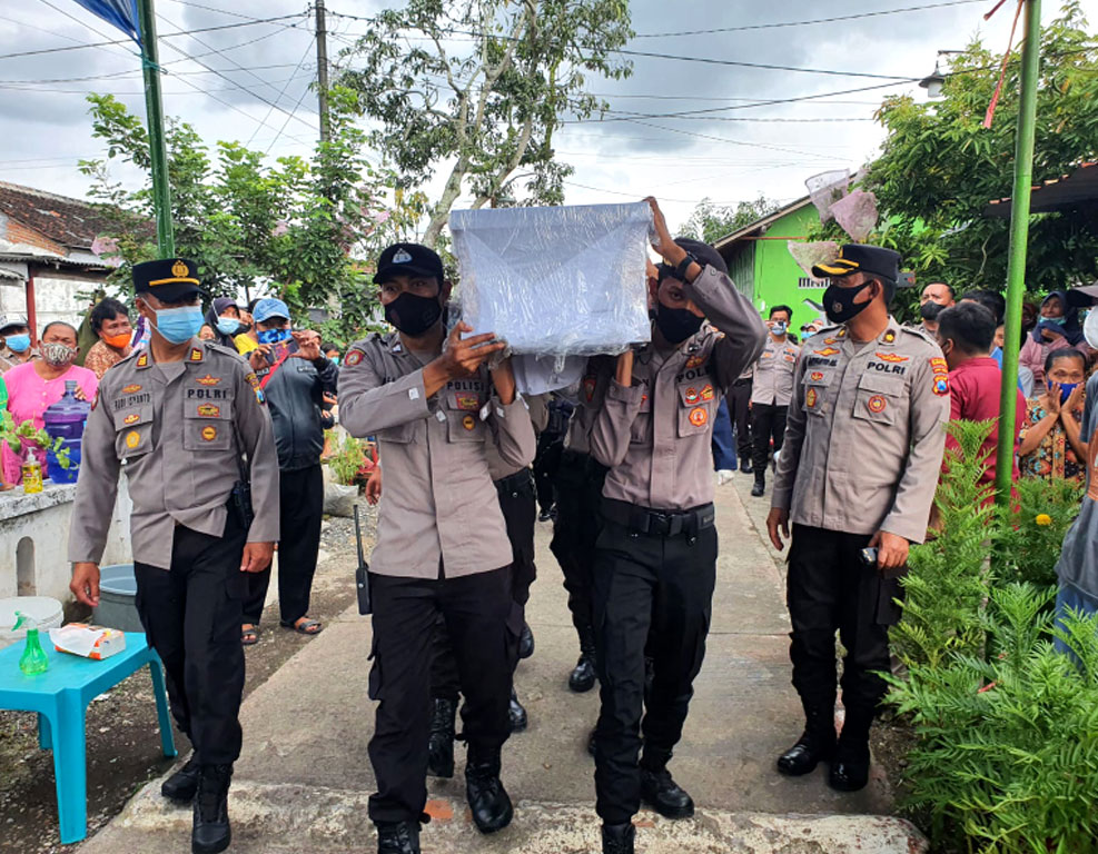 Tiba di Rumah Duka Lumajang, Jenazah Sri Mindari Disambut Isak Tangis